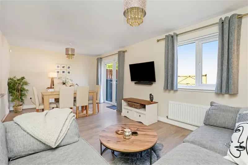 4 Bed House - End Terraced with 1 Reception Room