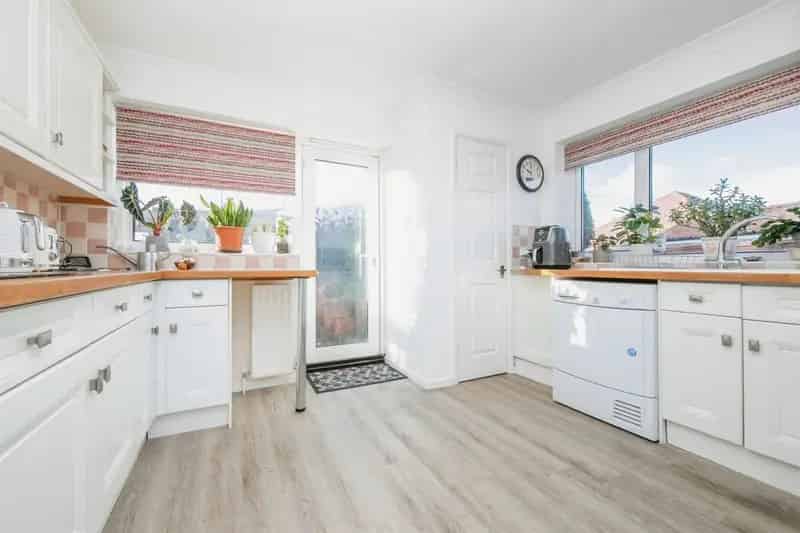 3 Bed House with Garage and Gardens