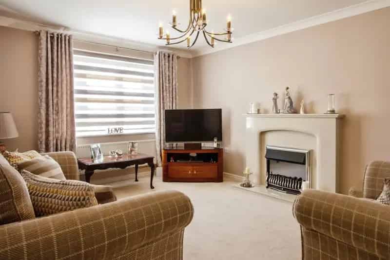 4-Bedroom Detached House in LS14 with Garden and Garage