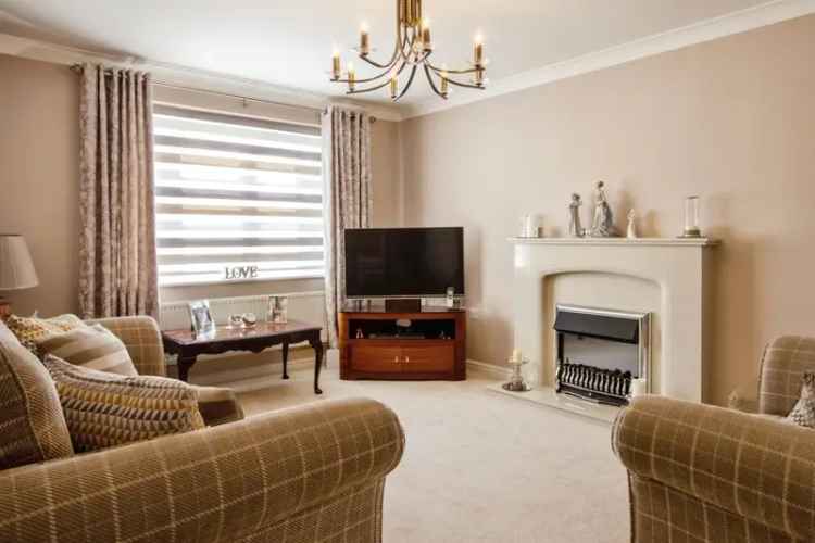4-Bedroom Detached House in LS14 with Garden and Garage