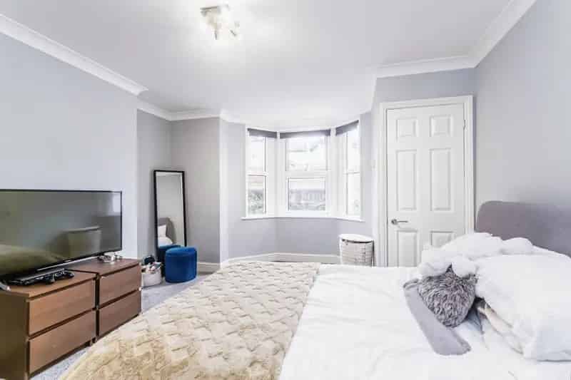 2 Bedroom Period Conversion Flat with Parking and Garden