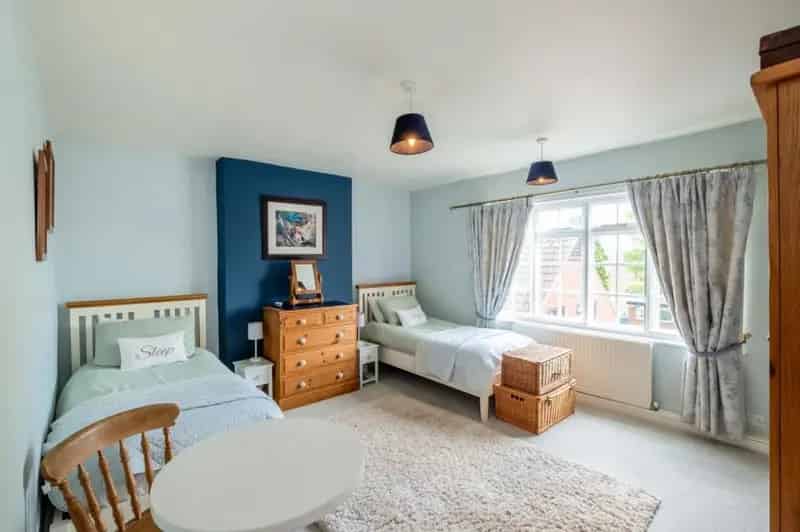5 bed house for sale