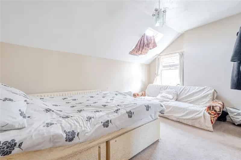 6 Bedroom Semi-Detached House Family Home