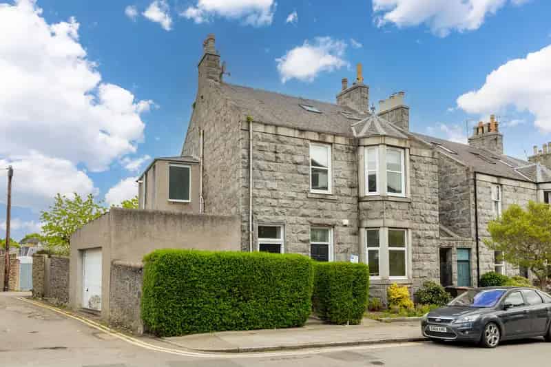 Spacious 3-Bedroom Apartment with Garage West End Aberdeen
