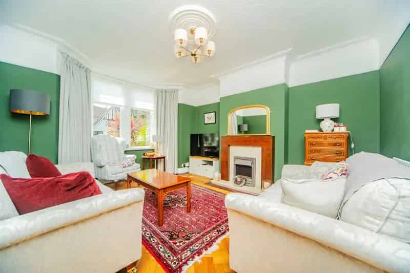 Family Home 3 Bed Semi Detached House with Garage and Garden