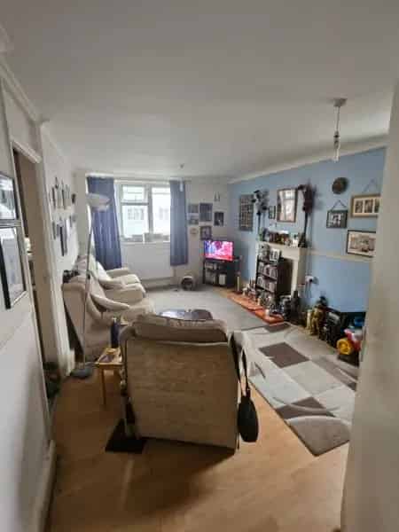 1 Bed Flat Near Train Station Ample Parking Shops Nearby