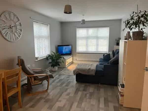 2 Double Bedroom Ground Floor Flat Swap - Near Shops, Schools & Station