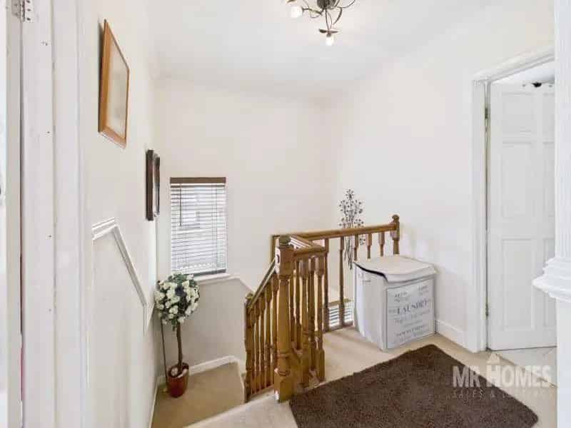 4 Bed Extended Semi Detached House with Annexe