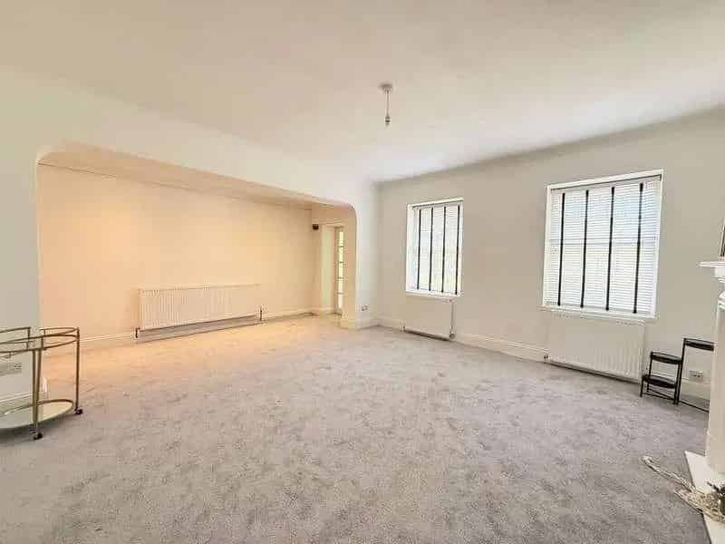 2 Bed Flat for Sale in Hove - Seafront Location