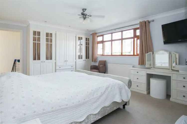 4 Bedroom Detached House for Sale in Doddinghurst Village