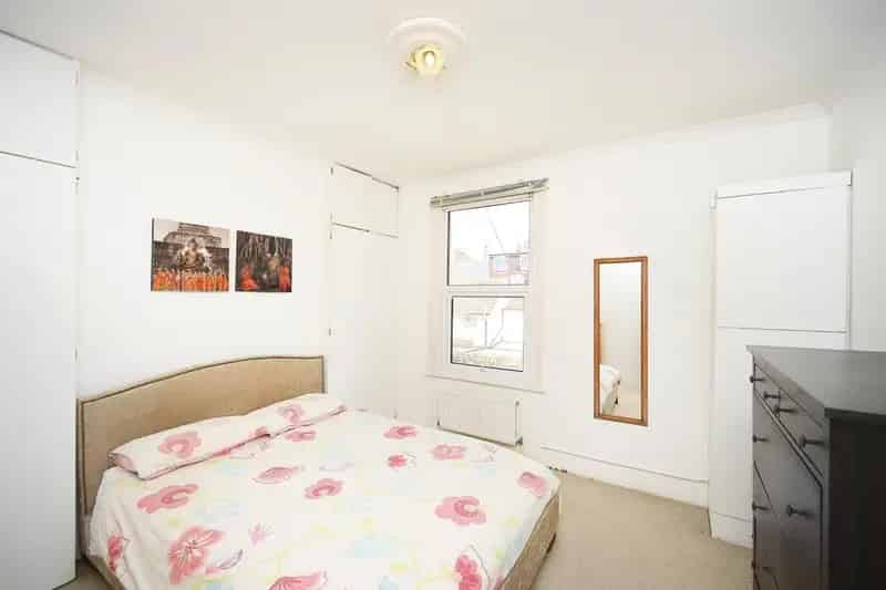 2-Bed Flat with Street Entrance and South-Facing Lounge
