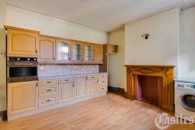 3 Bedroom Maisonette Upper Clapton 1660 sq ft Chain Free