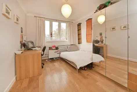 4 Bedroom Flat 93m² London
