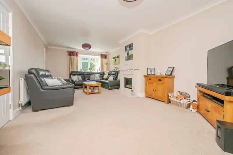 4 Bedroom Family Home with Garage and Driveway