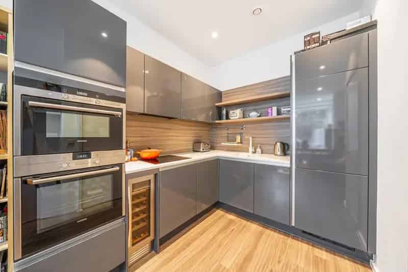 Contemporary Ground Floor Apartment with Balcony and Concierge