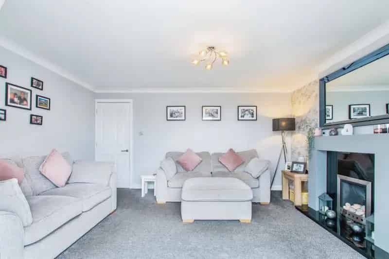 Modern 4-Bed Detached House in Churwell