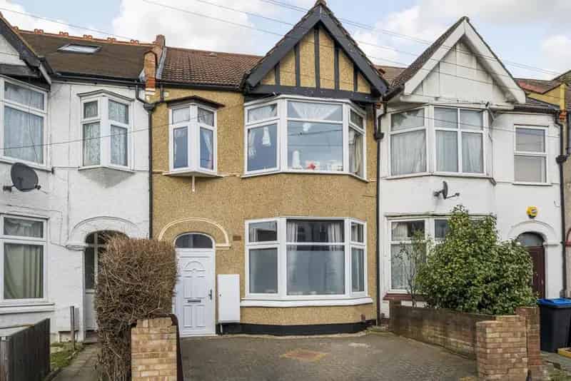 One Double Bedroom Ground Floor Garden Flat Near Tooting City Thameslink