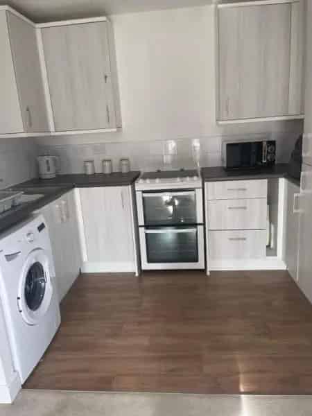 2 Bed Ground Floor Flat Near M1 and Train Station
