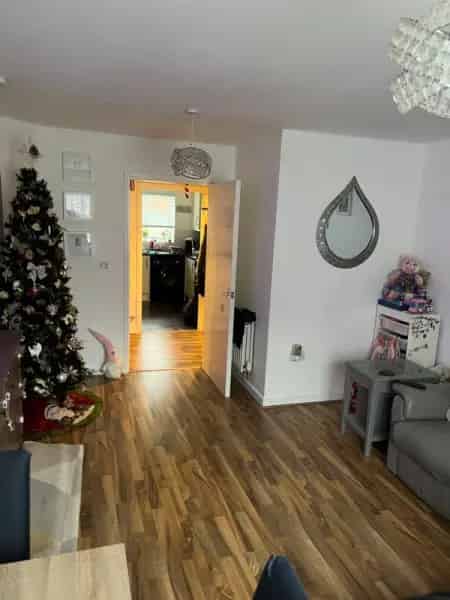Ground Floor Flat near Train Station and Shops