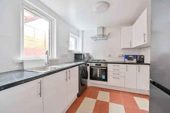 Terraced house to rent in Southwark Park Road, Bermondsey, London SE16