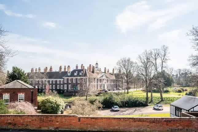 4 Bedroom House for Sale in Kidbrooke Gardens Blackheath London SE3