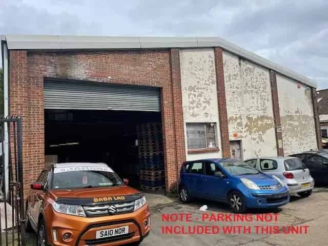 Warehouse Unit 30: Large Mezzanine, High Eaves, Roller Shutter Door