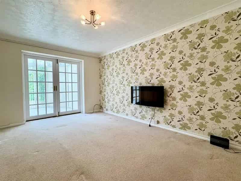 2 Bedroom Maisonette for Sale Extended Lease Private Garden Garage