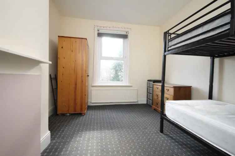 2 Bedroom Flat to Rent - Furnished, Private Driveway, Communal Gardens