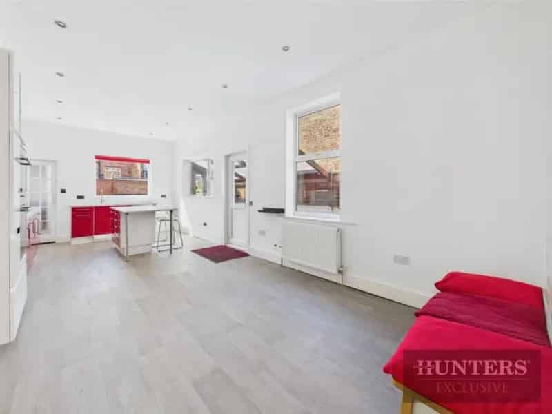 6 Bed Mid-Terrace House For Sale