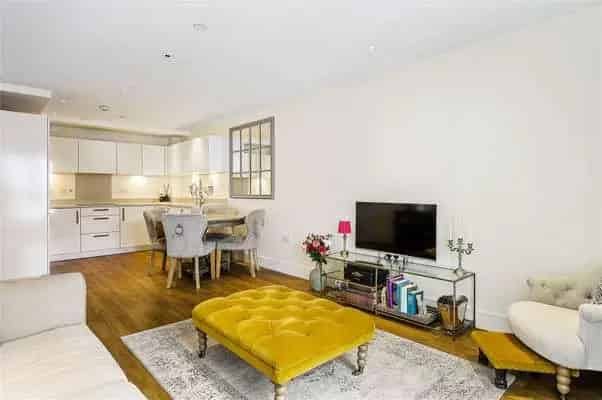 Modern 2-Bedroom Apartment Highbury with West Facing Windows