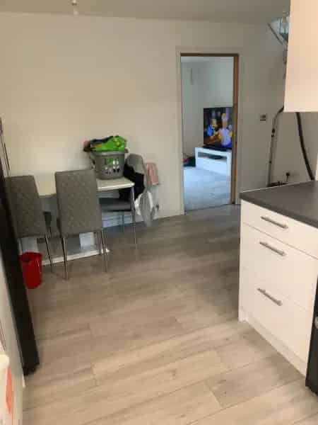 Large 3 Bed House Near Woking Train Station