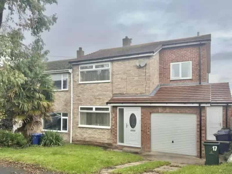 3 Bedroom House for Sale Royston - 1109 SQ FT