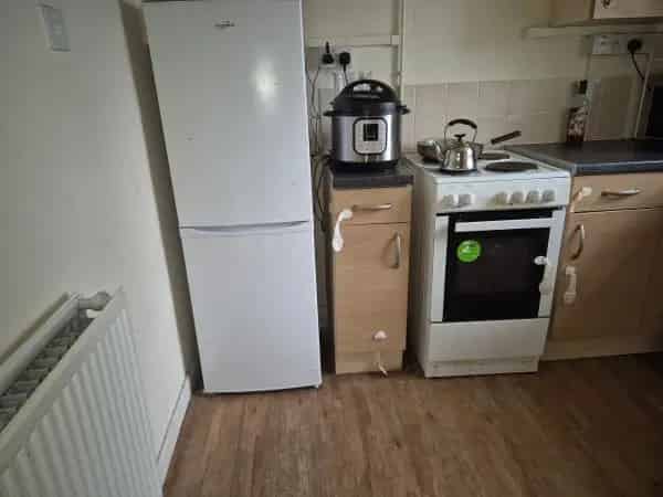 Spacious First Floor Flat Near Schools and Shops