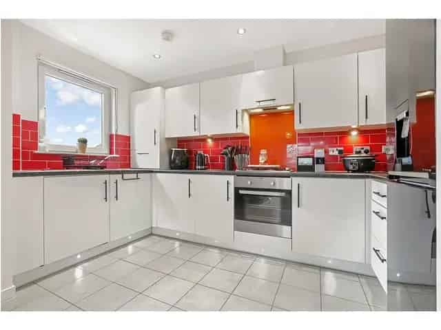 2 Bedroom Flat for Sale Near Amenities and Transport Links