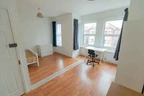 6 Bedroom House in Southampton