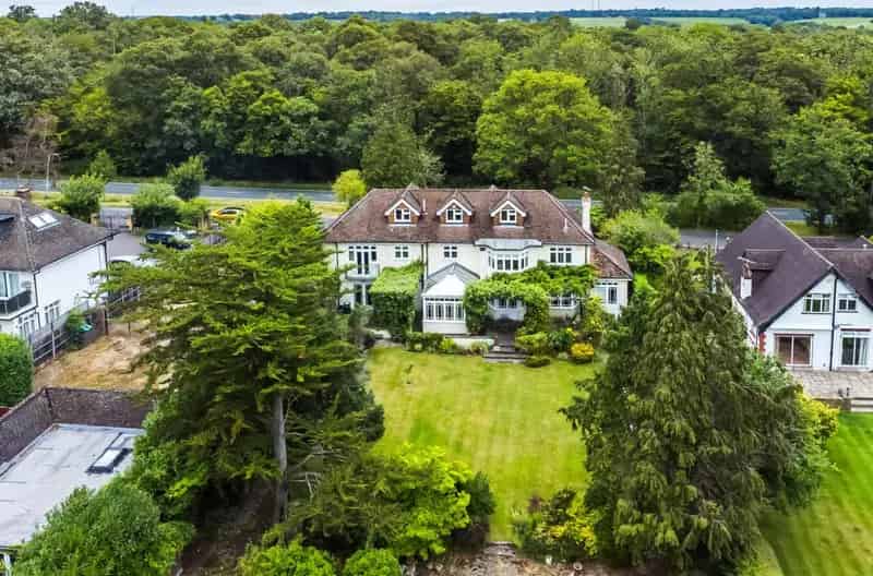 6 Bedroom Detached House with Annexe - Large Plot and Stunning Views