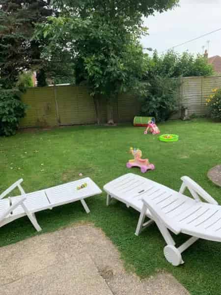 2 Bedroom Bungalow with Large Garden and Driveway