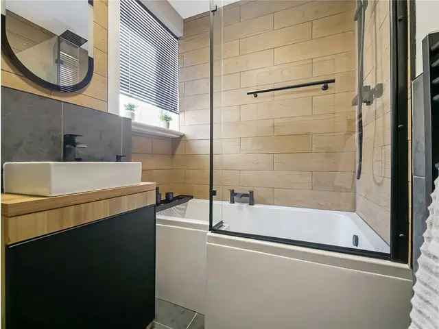 3 Bedroom Flat for Sale in Croftfoot