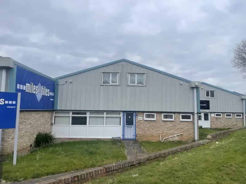 Leamington Spa Industrial Unit: Secure Yard, Parking, Versatile Space