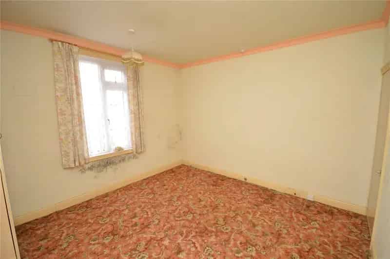 Three Bedroom Terrace House Near M62 M1 Motorways