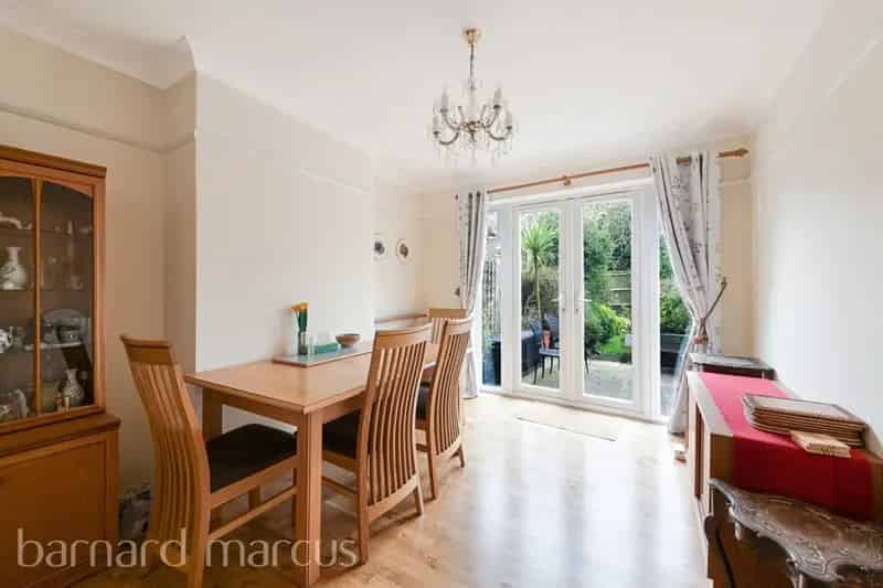 34 Bedroom Semi Detached House with Ensuite and Large Garden