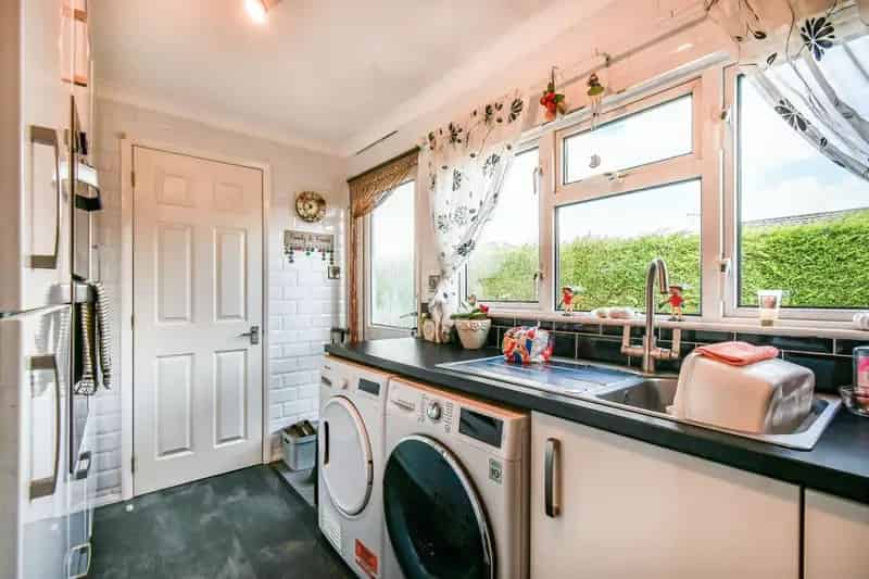 2 Bedroom Park Home for Over 50s - Detached Garage and Garden