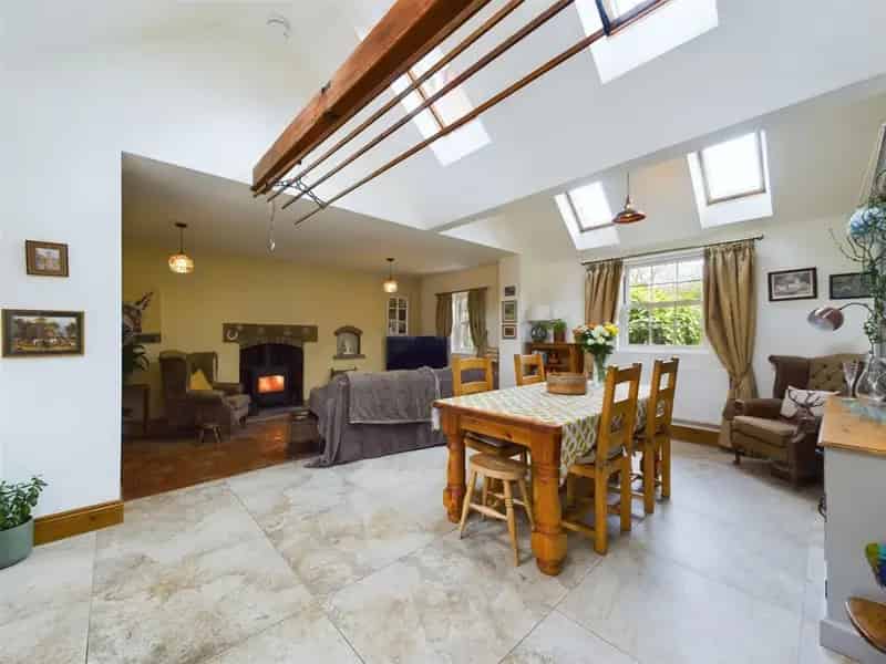 6 Bedroom House with Annexe, Triple Garage & Solar Panels