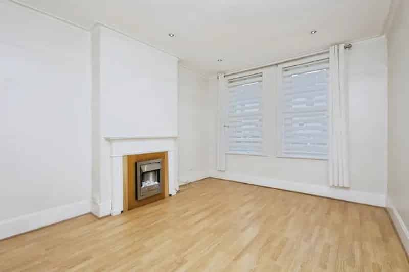 2 Bed Town Centre Period Property with Garden and Basement Storage