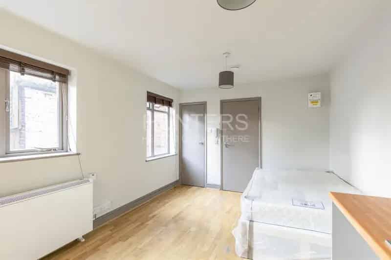 Kilburn Studio Flat To Let - July 23rd