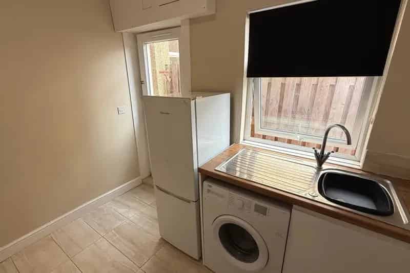 Three Bedroom Mid Terrace House Near Schools and Amenities