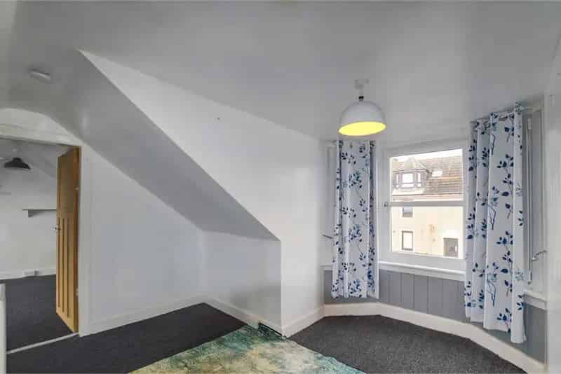 2 Bed Cottage with 2 Reception Rooms Near Town Centre