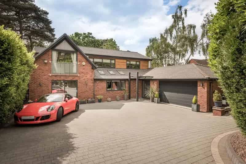 6 Bedroom Detached House for Sale