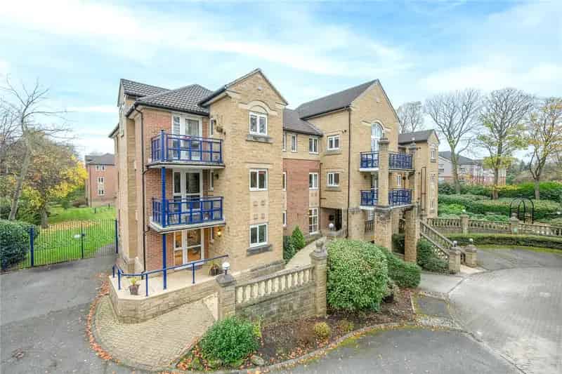 Spacious Ground Floor Apartment in Gated Over 50s Development