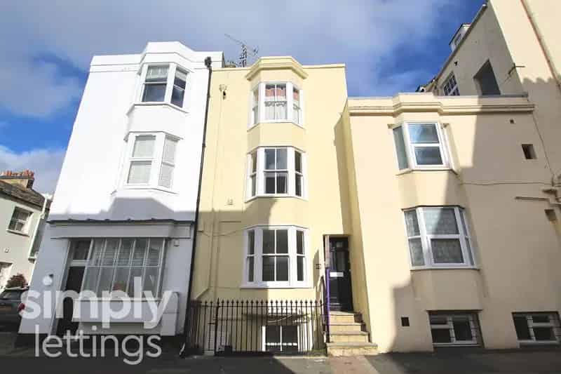 0 Bedroom Flat House to Rent - South Facing Living Room and Modern Amenities